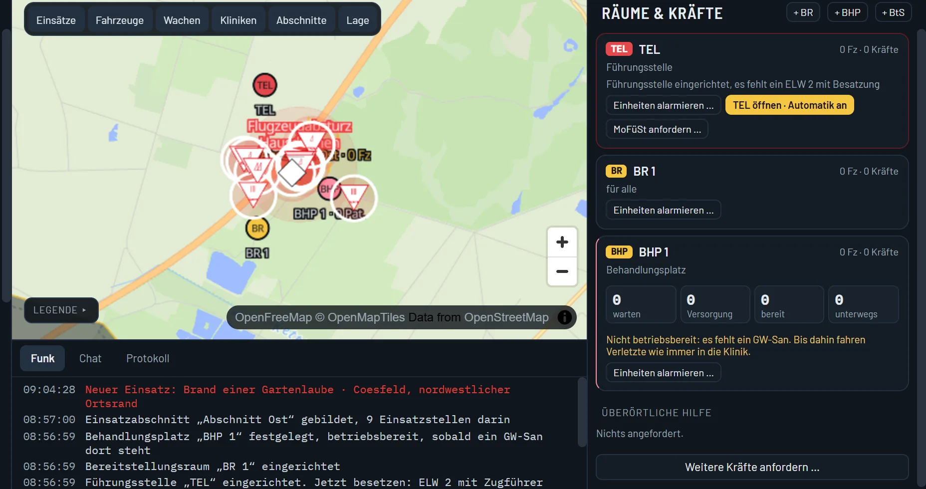 Großschadenslage im Spiel: Führungsstelle und Bereitstellungsraum auf der Karte, ein gezeichneter Einsatzabschnitt und die Einsatzliste mit einem MANV.